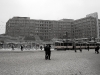 Palazzoni sovietici ad Alexanderplatz in una foto in bianco e nero