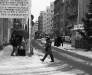 GIORNO II Checkpoint Charlie in una foto in bianco e nero. Era, dal 1961, il maggior punto di passaggio tra l\'Est e l\'Ovest. Situato sulla Friedrichstraße, all\'altezza dell\'incrocio con ,Zimmerstraße consentiva il passaggio solo a militari delle forze alleate, diplomatici e cittadini stranieri
