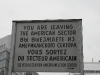 L\'altro famoso cartello di Checkpoint Charlie in una foto in bianco e nero. State lasciando il Settore Americano
