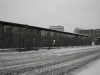 In una foto in bianco e nero i pochi metri rimasti ancora in piedi del muro di Berlino, a Zimmerstraße