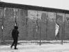 In una foto in bianco e nero i pochi metri rimasti ancora in piedi del muro di Berlino, a Zimmerstraße