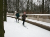 Invece di correre questa simpatica coppia ne approfitta per una bella sessione di sci di fondo nel parco di Tiergarten