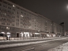 In una foto in bianco e nero, i palazzoni sovietici  nello stile architettonico stalinista, detto stile \"torta nuziale\", che si estendono per kilometri sulla Karl-Marx-Allee