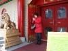 Fedele prega davanti al Mahayana Buddhist Temple